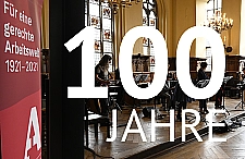 100 Jahre Arbeitnehmerkammer - Roll-up der Kammer bei der Jubiläumsfeier in der oberen Rathaushalle