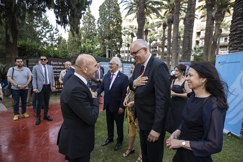 Izmirs Bürgermeister Tun&#231; Soyer (links) empfängt Bürgermeister Andreas Bovenschulte in Izmir.
