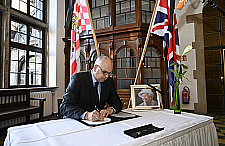Bürgermeister Andreas Bovenschulte trägt sich im Bremer Rathaus in das Kondolenzbuch anlässlich des Todes von Queen Elizabeth II ein.