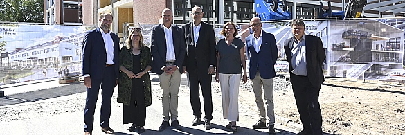 Freude über den Baufortschritt im Tabakquartier anlässlich des Richtfestes (von links): Burkhard Bojazian (Geschäftsführer Justus Grosse Real Estate GmbH), Bausenatorin Maike Schaefer, Clemens Paul (Geschäftsführer Justus Grosse), Bürgermeister Andreas Bovenschulte, Wirtschaftssenatorin Kristina Vogt, Joachim Linnemann (Geschäftsführender Gesellschafter Justus Grosse), Finanzsenator Dietmar Strehl.  Freude über den Baufortschritt im Tabakquartier anlässlich des Richtfestes (von links): Burkhard Bojazian (Geschäftsführer Justus Grosse Real Estate GmbH), Bausenatorin Maike Schaefer, Clemens Paul (Geschäftsführer Justus Grosse), Bürgermeister Andreas Bovenschulte, Wirtschaftssenatorin Kristina Vogt, Joachim Linnemann (Geschäftsführender Gesellschafter Justus Grosse), Finanzsenator Dietmar Strehl.