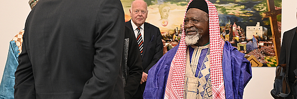 Der Lamido von Tibati (Mitte) hat sich bei seinem Besuch im Rathaus auch in das Goldene Buch eingetragen. 