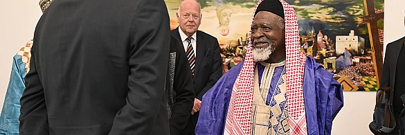 Der Lamido von Tibati (Mitte) hat sich bei seinem Besuch im Rathaus auch in das Goldene Buch eingetragen.  Der Lamido von Tibati (Mitte) hat sich bei seinem Besuch im Rathaus auch in das Goldene Buch eingetragen.