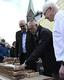 Die Verkostung durch (von links) Bürgermeister Andreas Bovenschulte, Bürgerpark-Direktor Tim Großmann und Bäcker-Obermeister Peter Büser zeigte: Der diesjährige Klaben ist ein guter. Die Verkostung durch (von links) Bürgermeister Andreas Bovenschulte, Bürgerpark-Direktor Tim Großmann und Bäcker-Obermeister Peter Büser zeigte: Der diesjährige Klaben ist ein guter.