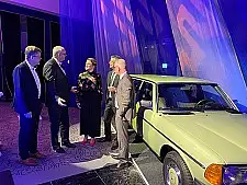 Jubiläumsfeier im Bremer Mercedes-Werk neben dem ersten Fahrzeug mit Stern auf der Haube, das hier 1978 die Hallen verließ (von links): Markus Völkel (Jubilar mit 25 Jahren Betriebszugehörigkeit), Bürgermeister Andreas Bovenschulte, Moderatorin Rieke Bargmann, Michael Frieß (Leiter Produktion und Standort) und Michael Peters (Vorsitzender des Betriebsrats Standort Bremen).