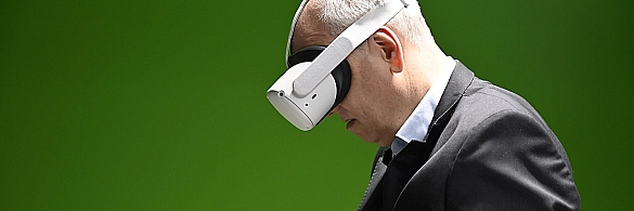 Bürgermeister Bovenschulte testet eine AR-Brille Bürgermeister Bovenschulte testet eine AR-Brille