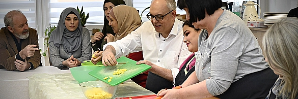 Bürgermeister Andreas Bovenschulte kocht zusammen mit Frauen im Mütterzentrum Osterholz Bürgermeister Andreas Bovenschulte kocht zusammen mit Frauen im Mütterzentrum Osterholz