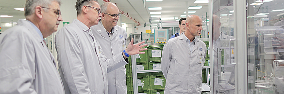 Ließen sich über die Produktion im Bremer Hella-Werk informieren (von links): Andreas Heyer (Geschäftsführer der Wirtschaftsförderung Bremen GmbH), Markus Mengkowski (Leiter Produktion Hella Fahrzeugkomponenten GmbH), Bürgermeister Andreas Bovenschulte, Kai Jürgens (Senatskanzlei).