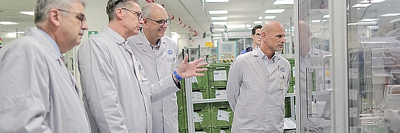 Ließen sich über die Produktion im Bremer Hella-Werk informieren (von links): Andreas Heyer (Geschäftsführer der Wirtschaftsförderung Bremen GmbH), Markus Mengkowski (Leiter Produktion Hella Fahrzeugkomponenten GmbH), Bürgermeister Andreas Bovenschulte, Kai Jürgens (Senatskanzlei). Ließen sich über die Produktion im Bremer Hella-Werk informieren (von links): Andreas Heyer (Geschäftsführer der Wirtschaftsförderung Bremen GmbH), Markus Mengkowski (Leiter Produktion Hella Fahrzeugkomponenten GmbH), Bürgermeister Andreas Bovenschulte, Kai Jürgens (Senatskanzlei).
