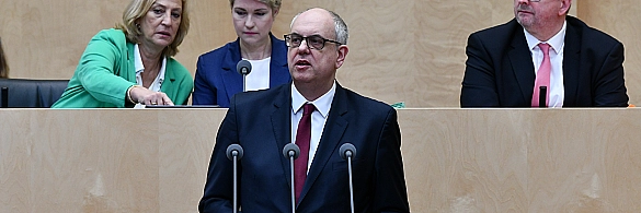 Bürgermeister Andreas Bovenschulte spricht sich im Bundesrat für die Kindergrundsicherung aus.