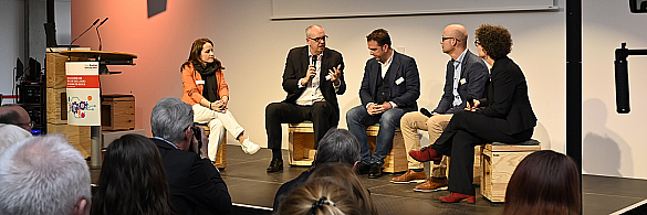 Welche Chancen und Risiken hat KI? Darum ging es bei der Podiumsdiskussion, an der auch Bürgermeister Andreas Bovenschulte teilnahm. Personen (v.l.n.r.): Dr. Verena Bader, Universität Wien; Bürgermeister Dr. Andreas Bovenschulte; Dr. Ernesto Harder, Geschäftsführer DGB Bremen Elbe Weser; Marcel Christmann, Geschäftsführer der Unternehmensverbände im Lande Bremen e.V.; Moderatorin Maike Rademaker.