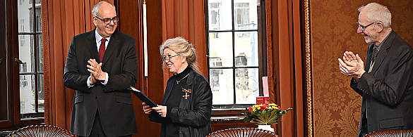 Bürgermeister Andreas Bovenschulte gratuliert Gabriele Steinbach zum Verdienstkreuz am Bande. 