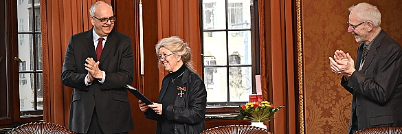 Bürgermeister Andreas Bovenschulte gratuliert Gabriele Steinbach zum Verdienstkreuz am Bande.  Bürgermeister Andreas Bovenschulte gratuliert Gabriele Steinbach zum Verdienstkreuz am Bande.