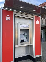 Ein Foto von einem mobilen Geldautomaten der Sparkasse Bremen.