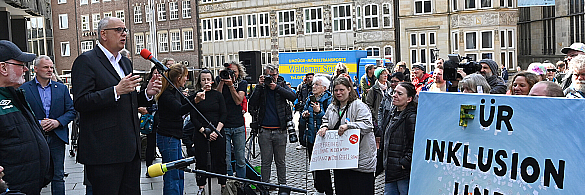 Andreas Bovenschulte spricht beim Protesttag zur Gleichstellung von Menschen mit Behinderung.