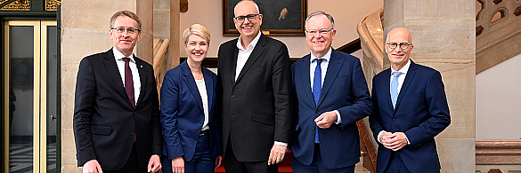 Die Konferenz Norddeutschland im Bremer Rathaus (von links): Daniel Günther (Schleswig-Holstein), Manuela Schwesig (Mecklenburg-Vorpommern), Andreas Bovenschulte (Bremen), Stephan Weil (Niedersachsen), Peter Tschentscher (Hamburg).