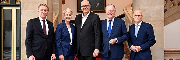 Die Konferenz Norddeutschland im Bremer Rathaus (von links): Daniel Günther (Schleswig-Holstein), Manuela Schwesig (Mecklenburg-Vorpommern), Andreas Bovenschulte (Bremen), Stephan Weil (Niedersachsen), Peter Tschentscher (Hamburg). Die Konferenz Norddeutschland im Bremer Rathaus (von links): Daniel Günther (Schleswig-Holstein), Manuela Schwesig (Mecklenburg-Vorpommern), Andreas Bovenschulte (Bremen), Stephan Weil (Niedersachsen), Peter Tschentscher (Hamburg).