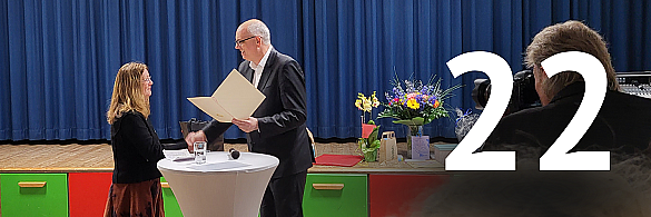 Die nun ehemalige Leiterin des Ortsamtes Bremen-West, Ulrike Pala, erhielt von Bürgermeister Andreas Bovenschulte die Entlassungskurkunde.