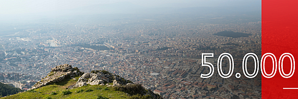 Zahl 50.000 vor einem Bild aus der Region Haifa