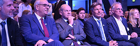 Bei der Eröffnung der Nationalen Maritimen Konferenz im Congress Centrum Bremen (von links): Dieter Janecek (Koordinator der Bundesregierung für Maritime Wirtschaft), Bürgermeister Andreas Bovenschulte, Bundeskanzler Olaf Scholz, Bundeswirtschaftsminister Robert Habeck, Stefan Wenzel (Parlamentarischer Staatssekretär beim Bundesminister für Wirtschaft und Klimaschutz) und Daniela Kluckert (Parlamentarische Staatssekretärin beim Bundesminister für Digitales und Verkehr).