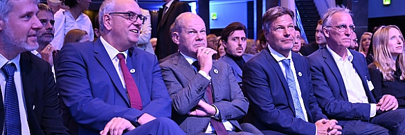 Bei der Eröffnung der Nationalen Maritimen Konferenz im Congress Centrum Bremen (von links): Dieter Janecek (Koordinator der Bundesregierung für Maritime Wirtschaft), Bürgermeister Andreas Bovenschulte, Bundeskanzler Olaf Scholz, Bundeswirtschaftsminister Robert Habeck, Stefan Wenzel (Parlamentarischer Staatssekretär beim Bundesminister für Wirtschaft und Klimaschutz) und Daniela Kluckert (Parlamentarische Staatssekretärin beim Bundesminister für Digitales und Verkehr). Bei der Eröffnung der Nationalen Maritimen Konferenz im Congress Centrum Bremen (von links): Dieter Janecek (Koordinator der Bundesregierung für Maritime Wirtschaft), Bürgermeister Andreas Bovenschulte, Bundeskanzler Olaf Scholz, Bundeswirtschaftsminister Robert Habeck, Stefan Wenzel (Parlamentarischer Staatssekretär beim Bundesminister für Wirtschaft und Klimaschutz) und Daniela Kluckert (Parlamentarische Staatssekretärin beim Bundesminister für Digitales und Verkehr).