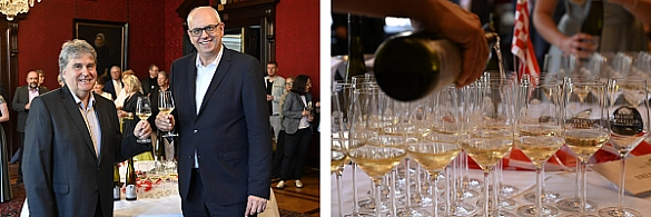 Bürgermeister Andreas Bovenschulte (Mitte), ein Fass Erdener Treppchen 2022 und weitere an der Entstehung des Senatsweins Beteiligte bei der Vorstellung des neuen Jahrgangs. Bürgermeister Andreas Bovenschulte (Mitte), ein Fass Erdener Treppchen 2022 und weitere an der Entstehung des Senatsweins Beteiligte bei der Vorstellung des neuen Jahrgangs.