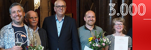 Die Gewinner und Gewinnerin des Bremer Buchhandlungspreises 2023 mit Bürgermeister Andreas Bovenschulte (Bildmitte): Michael Hockel und Hermann Figge (1.u.2.v.l., Albatros Buchhandlung, 1. Preis), Jens Fleischer (2.v.r., Buchhandlung Hübener, Anerkennungspreis) und Petra Maurer (1.v.r., Kinderbuchladen Leseland, Anerkennungspreis).