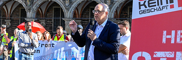 Bürgermeister Andreas Bovenschulte spricht auf dem Bremer Marktplatz zu rund 450 Beschäftigten des Einzelhandels.