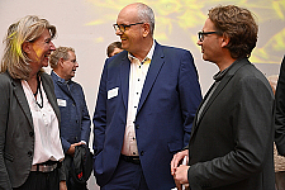 Im Gespräch (v.l.n.r.): Peer Rosenthal, Hauptgeschäftsführer Arbeitnehmerkammer Bremen, Bürgermeister Andreas Bovenschulte und Elke Heyduck, Geschäftsführerin Arbeitnehmerkammer Bremen.