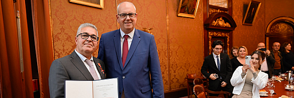 Mit dem Verdienstkreuz am Bande ausgezeichnet: Recai Aytas (li.) wurde im Senatssaal des Bremer Rathauses von Bürgermeister Andreas Bovenschulte die Auszeichnung überreicht.