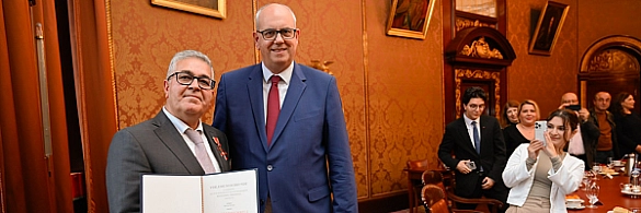 Mit dem Verdienstkreuz am Bande ausgezeichnet: Recai Aytas (li.) wurde im Senatssaal des Bremer Rathauses von Bürgermeister Andreas Bovenschulte die Auszeichnung überreicht. Mit dem Verdienstkreuz am Bande ausgezeichnet: Recai Aytas (li.) wurde im Senatssaal des Bremer Rathauses von Bürgermeister Andreas Bovenschulte die Auszeichnung überreicht.