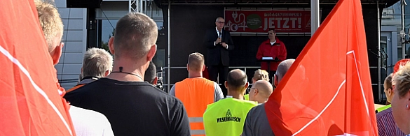 Bürgermeister Bovenschulte betonte in seiner Rede, dass der Brückenstrompreis der Schlüssel für Klimaneutralität und Wettbewerbsfähigkeit sei.