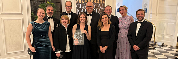 Bürgermeister Bovenschulte (Mitte) mit den mitgereisten Mitgliedern der Deutschen Kammerphilharmonie Bremen nach der Preisverleihung in London.