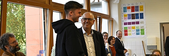 Bürgermeister Bovenschulte beim Besuch der Oberschule in der Ronzelenstraße.