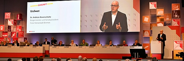 Bürgermeister Andreas Bovenschulte auf der Bühne beim NGG-Bundeskongress. Bürgermeister Andreas Bovenschulte auf der Bühne beim NGG-Bundeskongress.