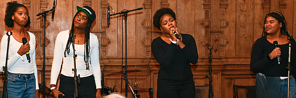 Musikerinnen performen auf der Nacht der Jugend in der Oberen Halle des Bremer Rathauses.