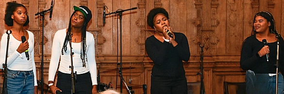 Musikerinnen performen auf der Nacht der Jugend in der Oberen Halle des Bremer Rathauses. Musikerinnen performen auf der Nacht der Jugend in der Oberen Halle des Bremer Rathauses.