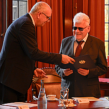 Bürgermeister Andreas Bovenschulte übergibt Uwe Boysen die Urkunde.
