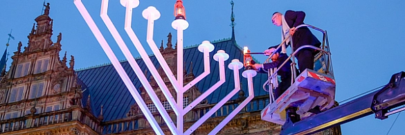 Bürgermeister Andreas Bovenschulte entzündet gemeinsam mit Rabbiner Shmuel Havlin das erste Chanukka-Licht. Bürgermeister Andreas Bovenschulte entzündet gemeinsam mit Rabbiner Shmuel Havlin das erste Chanukka-Licht.