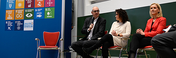 Bürgermeister Andreas Bovenschulte mit Staatsministerin Sarah Ryglewski und der Rektorin der Universität Bremen, Jutta Günther während der Dialogkonferenz zur Fortschreibung der Deutschen Nachhaltigkeitsstrategie. 