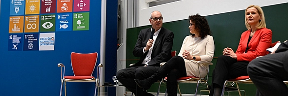 Bürgermeister Andreas Bovenschulte mit Staatsministerin Sarah Ryglewski und der Rektorin der Universität Bremen, Jutta Günther während der Dialogkonferenz zur Fortschreibung der Deutschen Nachhaltigkeitsstrategie.  Bürgermeister Andreas Bovenschulte mit Staatsministerin Sarah Ryglewski und der Rektorin der Universität Bremen, Jutta Günther während der Dialogkonferenz zur Fortschreibung der Deutschen Nachhaltigkeitsstrategie.