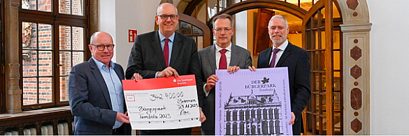 Symbolische Scheckübergabe mit Tombola-Geschäftsführer Dietmar Hoppe, Bürgermeister Andreas Bovenschulte, Prof. Dr. Dietrich Grashoff (Präsident des Bürgerparkvereins) und Parkdirektor Tim Großmann (v.l.n.r.). 