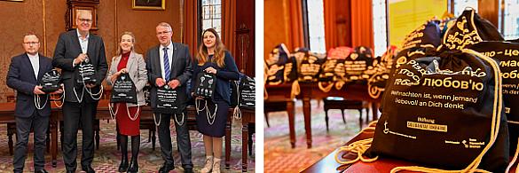 Weihnachtsbeutel werden im Bremer Rathaus übergeben - darin sind Geschenke für Kinder aus dem Oblast Odessa.