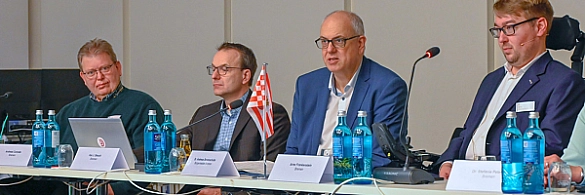 Andreas Bovenschulte (mitte) spricht anlässlich des Treffens mit den Beauftragten von Bund und Ländern für die Belange von Menschen mit Behinderungen (KBB). Andreas Conrads (links außen), Kai Steuck (links) und Arne Frankenstein (rechts).  Andreas Bovenschulte (mitte) spricht anlässlich des Treffens mit den Beauftragten von Bund und Ländern für die Belange von Menschen mit Behinderungen (KBB). Andreas Conrads (links außen), Kai Steuck (links) und Arne Frankenstein (rechts).