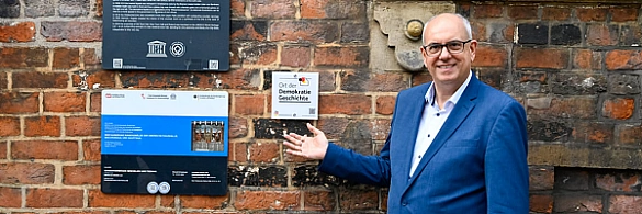 Bürgermeister Andreas Bovenschulte enthüllten die Plakette am Alten Rathaus. Bürgermeister Andreas Bovenschulte enthüllten die Plakette am Alten Rathaus.