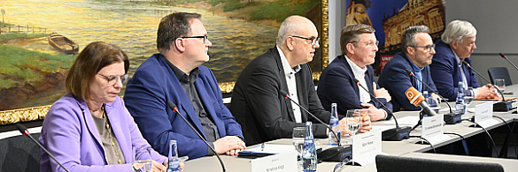 Während der Pressekonferenz sitzen vorne Senatorin Kristina Vogt, Bürgermeister und Senator für Finanzen Björn Fecker, Bürgermeister Andreas Bovenschulte, Fraktionsvorsitzender der CDU Bremen Frank Imhoff, Landesvorsitzender der CDU Bremen Heiko Strohmann und Finanzpolitischer Sprecher der CDU Bremen Jens Eckhoff