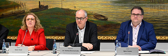 Senatorin Ünsal, Bürgermeister Bovenschulte und Senator Fecker (v.l.n.r.) während der Pressekonferenz anlässlich der Weichenstellung der Gründung einer Stadtentwicklungsgesellschaft. 