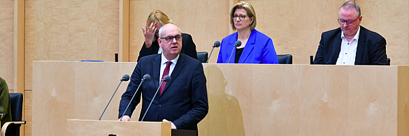 Andreas Bovenschulte spricht im Bundesrat. 