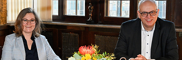 Birgitt Pfeiffer, neue Vorständin des Paritätischen Bremen, bei ihrem Antrittsbesuch im Bremer Rathaus - gemeinsam mit Bürgermeister Andreas Bovenschulte