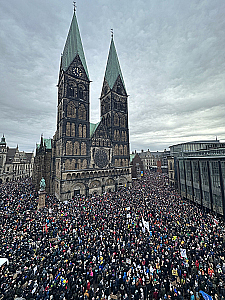 Eine Perspektive vom Dach des Rathauses während der Demonstration.