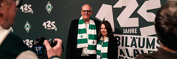 Bürgermeister Bovenschulte uns seine Partnerin Kerstin Krüger bei der Werder-Jubiläumsfeier.